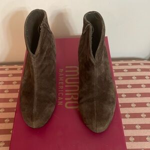 MUNRO BROWN SUEDE BOOTIES SIZE 5.5.  SO COMFORTABLE